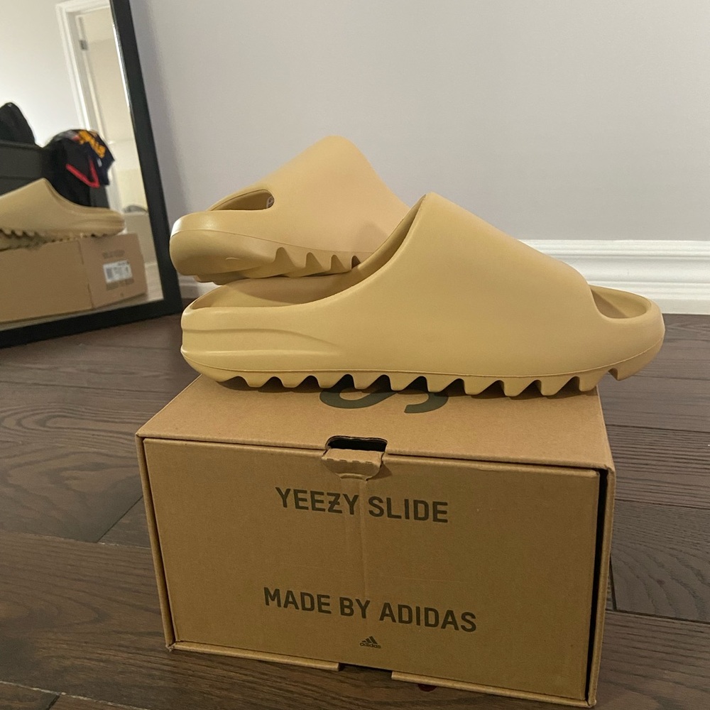 adidas Yeezy Slide
Desert Sand